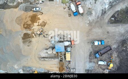 les mélangeurs de béton sont chargés en usine Banque D'Images