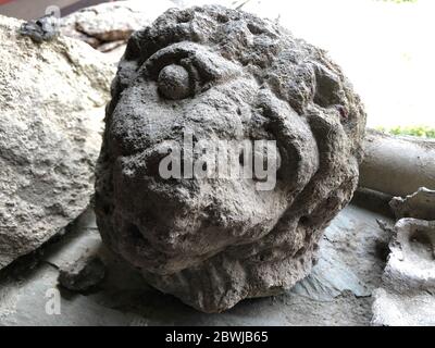 Kostolac, Serbie. 28 mai 2020. La tête d'un lion de pierre se trouve dans le musée de Viminacium, une ville de l'avant-poste romain du premier au cinquième siècle dans la Serbie orientale d'aujourd'hui. Le port de Viminacium est aujourd'hui un site archéologique. (À 'Coal Dredger Uncaps Danube navire de l'époque romaine') Credit: Boris Babic/dpa/Alay Live News Banque D'Images