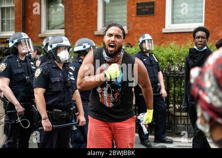 New York, États-Unis. 1er juin 2020. Un manifestant scanne des slogans dans le parc Washington Square lors d'une manifestation en réponse à la mort d'un homme de Minneapolis, George Floyd. La vidéo qui a capturé la mort de George Floyd a impliqué les officiers qui ont arrêté des jours d'émeutes à Minneapolis Minnesota. Le gouverneur Tim Waltzís, qui tente de réprimer la violence et le pillage en appelant la Garde nationale, n'a pas réussi à faire respecter le couvre-feu. Crédit : SOPA Images Limited/Alamy Live News Banque D'Images