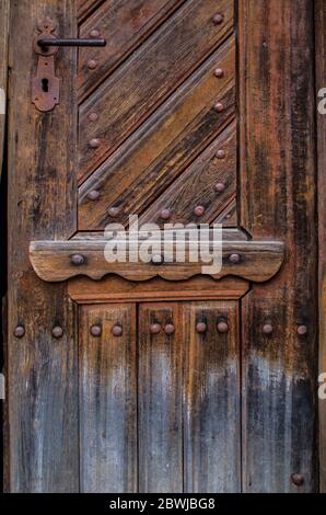 Ancienne porte en bois dans la maison ukrainienne. Photo de style rustique. Banque D'Images