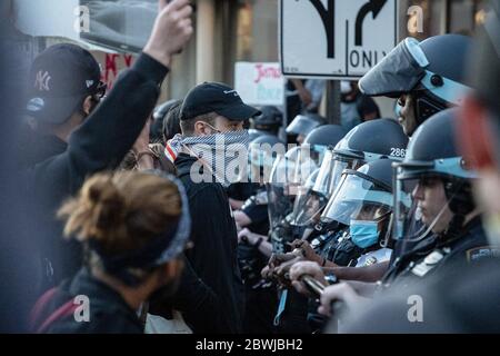 New York, États-Unis. 31 mai 2020. Un manifestant et la police se sont fait arrêter alors qu'une marche contre la brutalité policière traverse Brooklyn. Une grande marche contre la brutalité policière, réclamant la justice pour le meurtre de George Floyd, a commencé pacifiquement à Brooklyn et s'est terminée à Manhattan avec les premiers cas de pillage depuis le début des manifestations dans la ville. Crédit : SOPA Images Limited/Alamy Live News Banque D'Images