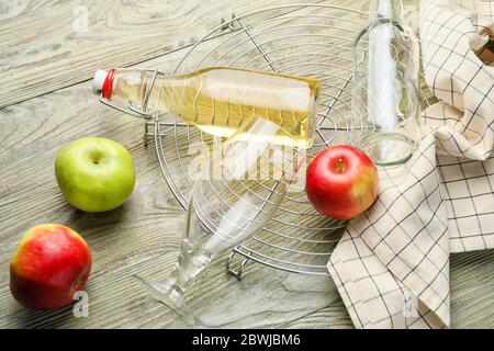 Composition avec cidre de pomme frais sur fond de bois Banque D'Images