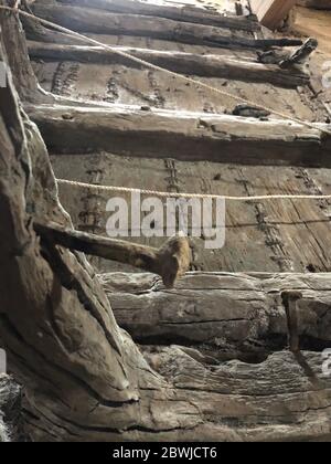 Kostolac, Serbie. 28 mai 2020. Vestiges d'un bateau romain du 3ème siècle, excavé en février dans une mine de charbon qui fournit une centrale thermique. Le bois bien conservé montre 18 siècles d'artisanat: La coupe et la couture de planches avec des agrafes métalliques pour la quille du navire. Le navire a probablement coulé dans le port de Viminacium, un avant-poste romain qui est maintenant un site archéologique. (À 'Coal Dredger Uncaps Danube navire de l'époque romaine') Credit: Boris Babic/dpa/Alay Live News Banque D'Images