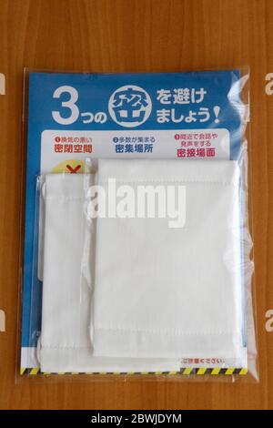 Le 2 avril, le Premier ministre Abe a annoncé la fourniture de deux masques en tissu pour chaque maison. Ils connus sous le nom d'Abenomask ont finalement commencé la distribution à la fin du mois de mai. Banque D'Images