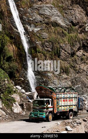 Trafique local, camion et camion, route de Karakoram, vallée de l'Indus, montagne de Karakoram, province de Gilgit-Baltistan, Pakistan, Asie du Sud, Asie Banque D'Images