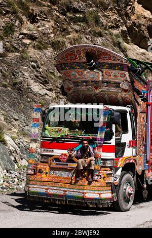 Trafique local, camion et camion, route de Karakoram, vallée de l'Indus, montagne de Karakoram, province de Gilgit-Baltistan, Pakistan, Asie du Sud, Asie Banque D'Images