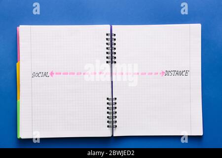 Bloc-notes avec distance de LA vie SOCIALE du texte sur fond couleur Banque D'Images