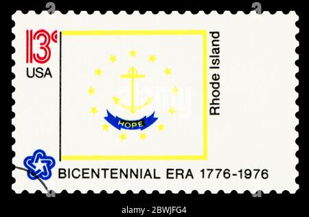 ÉTATS-UNIS D'AMÉRIQUE - VERS 1976 : timbre imprimé aux États-Unis dédié au Rhode Island, vers 1976. Banque D'Images
