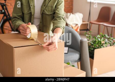 Woman packing déménagement fort à la maison Banque D'Images