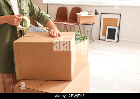 Woman packing déménagement fort à la maison Banque D'Images