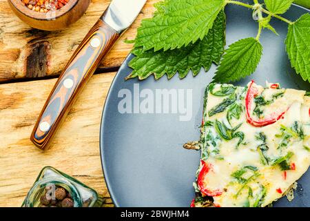 Omelette italienne appétissante aux herbes fraîches et aux orties. Cuisine italienne. Banque D'Images