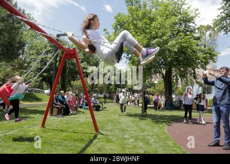 Tirana, Albanie. 1er juin 2020. Les enfants jouent dans un parc à Tirana, en Albanie, le 1er juin 2020. Les autorités sanitaires en Albanie ont levé lundi les restrictions imposées aux citoyens pour visiter les parcs et les terrains de jeux, et les enfants de tout le pays ont été autorisés à retourner dans les jardins d'enfants et les crèches, car le gouvernement les a autorisés à reprendre leurs activités dans le cadre d'une hygiène stricte et d'un protocole de protection. Crédit: Arben Celi/Xinhua/Alay Live News Banque D'Images