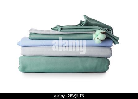 Pile de nettoyer les draps de lit sur fond blanc Banque D'Images