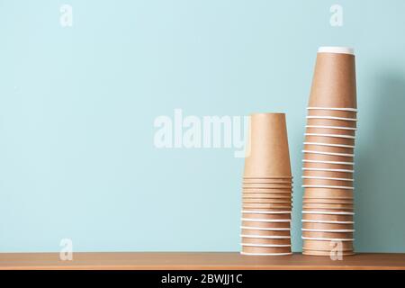 De nombreuses tasses à emporter pour boire sur table sur fond de couleur Banque D'Images