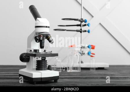 Microscope moderne et verrerie de laboratoire sur table Banque D'Images