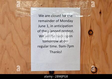 Los Angeles, États-Unis. 1er juin 2020. Un UPS Store est monté à bord lors d'une manifestation à propos de la mort de George Floyd, le lundi 1er juin 2020, dans le quartier de Westwood à Los Angeles. Des manifestations ont eu lieu dans les villes américaines à la suite du décès de Floyd, un homme noir décédé après avoir été bridé par les policiers de Minneapolis le 25 mai. Photo via crédit : Newscom/Alay Live News