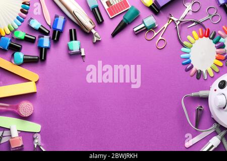 Fournitures pour manucure sur fond de couleur Banque D'Images