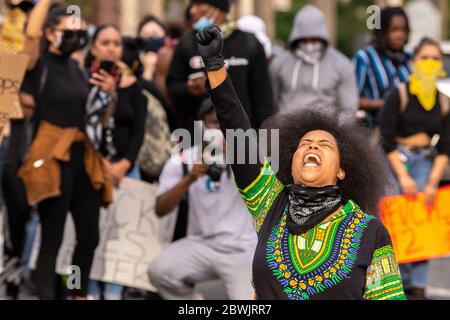 Une manifestation de Black Lives Matter Inland Empire dans la ville de Riverside, Californie, États-Unis, en signe de protestation contre la mort de George Floyd, un Noir de 46 ans, tué par la police de Minneapolis le 25 mai lorsqu'il a été arrêté. Il est mort après qu'un policier ait appliqué son genou à M. Lloyds pendant plus de neuf minutes, alors que le suspect était au sol et menotté. La mort de M. Floyds a déclenché des manifestations massives partout aux États-Unis, y compris ici à Riverside. Banque D'Images