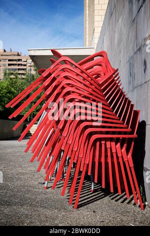 Chaises métalliques empilées dans la rue de Saragosse, Espagne. Banque D'Images