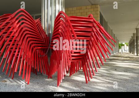 Chaises métalliques empilées dans la rue de Saragosse, Espagne. Banque D'Images