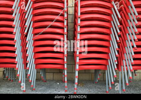 Chaises métalliques empilées dans la rue de Saragosse, Espagne. Banque D'Images