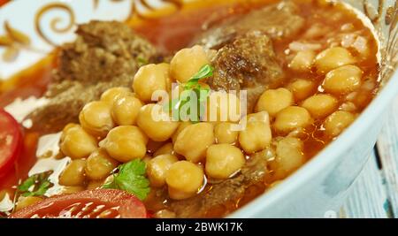 Soupe de berkoukes algérien ich nord-africaine épicée, à base de tomates, cuisine africaine, plats méditerranéens traditionnels variés, vue de dessus. Banque D'Images