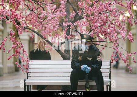 Moscou, Russie. 1er juin 2020. Un garde est assis sur le banc avant la réouverture du magasin DE GUM à Moscou, en Russie, le 1er juin 2020. Crédit: Evgeny Sinitsyn/Xinhua/Alay Live News Banque D'Images