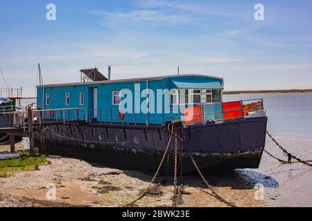 Style de vie côtier - vue sur le paysage d'une péniche colorée amarrée à Burnham sur Crouch, Essex, Grande-Bretagne. Banque D'Images