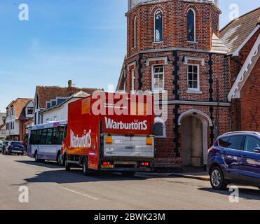 Vue sur la rue d'une camionnette Warburtons Delivery à Burnham High Street, Essex, Royaume-Uni Banque D'Images