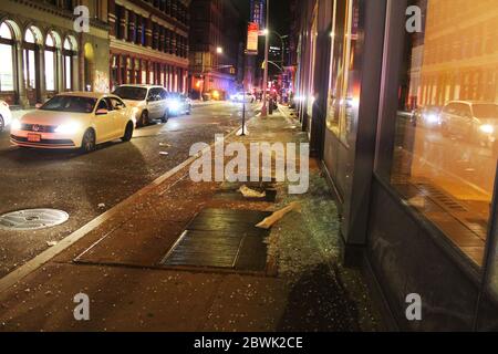 31 mai 2020, New York, New York, États-Unis: La journée de paisibles marches de New York cède la place au chaos après la nuit après la 4ème journée de manifestations sur deathÃ‚Â George‚Floyd.Ã‚les pillards ont pris d'assaut Lower Manhattan, détruisant plusieurs magasins, Ã‚Â voler des objets, Ã‚Â feux, Ã‚Â et affrontant la police toute la nuit. Le verre écrasé s'étire le long de ce trottoir sur presque un bloc entier. Les fonctionnaires et la police croient que c'est le résultat de groupes bien organisés qui infiltrent les manifestations pacifiques, les transformant en une émeute.Ã‚le NYPD a arrêté plus de 250 personnes. La ville de New York a décidé d'imposer un couvre-feu à partir de 11 h 00 Banque D'Images