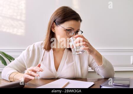 Femme d'affaires, professeur, psychologue, eau potable du verre, gros plan Banque D'Images