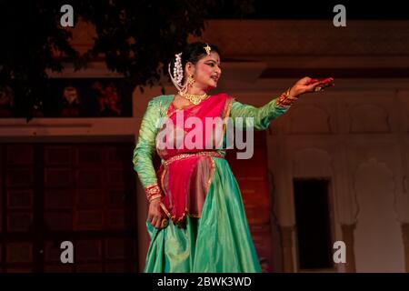 Danseuse classique indienne exécutant la forme de danse classique Kathak à Pushkar Camel Fair Cultural Night à Pushkar, Rajasthan Banque D'Images