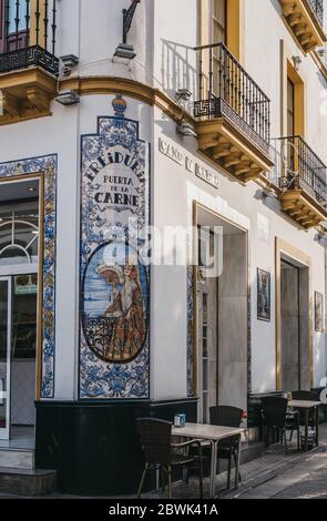 Séville, Espagne - 17 janvier 2020 : panneau en carreaux très ornés devant le restaurant Puerta de la Carne à Séville, la capitale de l'Andalousie, dans le centre thermal du Sud Banque D'Images