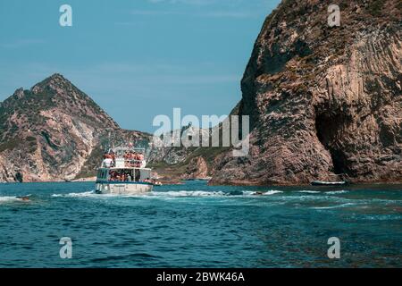 Vue sur le port et le port de l'île de Ponza en été. Ponza est la plus grande île de l'archipel italien des îles Pontines. Banque D'Images