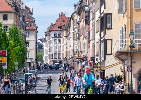 STRASBOURG - APR 28 : vieille ville, architecture traditionnelle, touristes, foule de personnes à Strasbourg le 28 avril. 2018 en France Banque D'Images