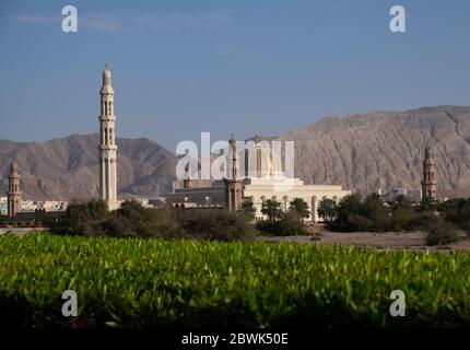 Vue lointaine de la grande mosquée du Sultan Qaboos à Muscat, Oman Banque D'Images