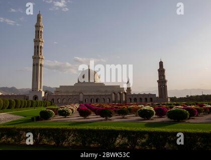 Vue sur la grande mosquée du Sultan Qaboos à Muscat, Sultanat d'Oman. Banque D'Images