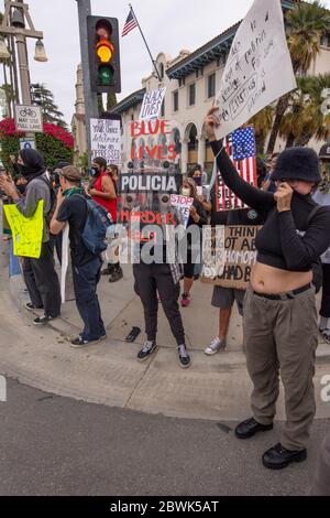 Une manifestation de Black Lives Matter Inland Empire dans la ville de Riverside, Californie, États-Unis, en signe de protestation contre la mort de George Floyd, un Noir de 46 ans, tué par la police de Minneapolis le 25 mai lorsqu'il a été arrêté. Il est mort après qu'un policier ait appliqué son genou à M. Lloyds pendant plus de neuf minutes, alors que le suspect était au sol et menotté. La mort de M. Floyds a déclenché des manifestations massives partout aux États-Unis, y compris ici à Riverside. Banque D'Images