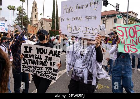 Une manifestation de Black Lives Matter Inland Empire dans la ville de Riverside, Californie, États-Unis, en signe de protestation contre la mort de George Floyd, un Noir de 46 ans, tué par la police de Minneapolis le 25 mai lorsqu'il a été arrêté. Il est mort après qu'un policier ait appliqué son genou à M. Lloyds pendant plus de neuf minutes, alors que le suspect était au sol et menotté. La mort de M. Floyds a déclenché des manifestations massives partout aux États-Unis, y compris ici à Riverside. Banque D'Images