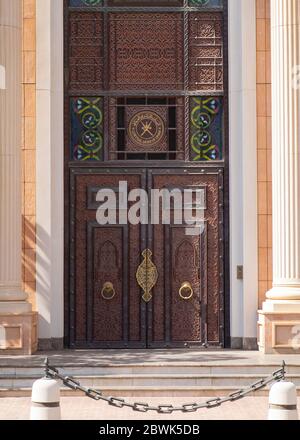 Ancienne porte en bois du bâtiment de la Banque centrale d'Oman sur la rue Markzi Mutrah Al Tijari dans le quartier Ruwi de Muscat, Oman, Sultanat d'Oman. Banque D'Images