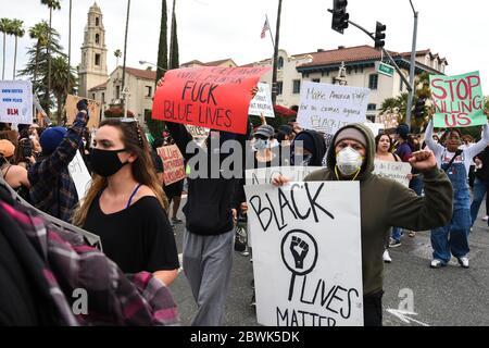 Une manifestation de Black Lives Matter Inland Empire dans la ville de Riverside, Californie, États-Unis, en signe de protestation contre la mort de George Floyd, un Noir de 46 ans, tué par la police de Minneapolis le 25 mai lorsqu'il a été arrêté. Il est mort après qu'un policier ait appliqué son genou à M. Lloyds pendant plus de neuf minutes, alors que le suspect était au sol et menotté. La mort de M. Floyds a déclenché des manifestations massives partout aux États-Unis, y compris ici à Riverside. Banque D'Images