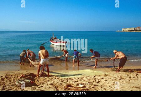 Images numérisées d'archives d'une Corse passée. Fishelment tirer dans leurs filets sur la plage de Poppiano. Banque D'Images