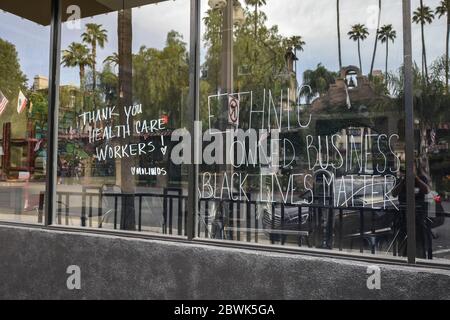 Une manifestation de Black Lives Matter Inland Empire dans la ville de Riverside, Californie, États-Unis, en signe de protestation contre la mort de George Floyd, un Noir de 46 ans, tué par la police de Minneapolis le 25 mai lorsqu'il a été arrêté. Il est mort après qu'un policier ait appliqué son genou à M. Lloyds pendant plus de neuf minutes, alors que le suspect était au sol et menotté. La mort de M. Floyds a déclenché des manifestations massives partout aux États-Unis, y compris ici à Riverside. Banque D'Images