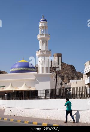 Mosquée et tour de guet Masjid Kaléer en arrière-plan à Mutrah, Muscat, Sultanat d'Oman. Banque D'Images