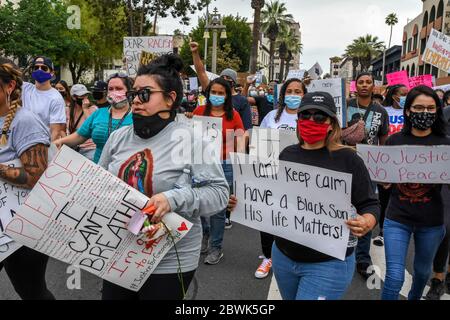 Une manifestation de Black Lives Matter Inland Empire dans la ville de Riverside, Californie, États-Unis, en signe de protestation contre la mort de George Floyd, un Noir de 46 ans, tué par la police de Minneapolis le 25 mai lorsqu'il a été arrêté. Il est mort après qu'un policier ait appliqué son genou à M. Lloyds pendant plus de neuf minutes, alors que le suspect était au sol et menotté. La mort de M. Floyds a déclenché des manifestations massives partout aux États-Unis, y compris ici à Riverside. Banque D'Images