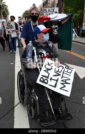 Une manifestation de Black Lives Matter Inland Empire dans la ville de Riverside, Californie, États-Unis, en signe de protestation contre la mort de George Floyd, un Noir de 46 ans, tué par la police de Minneapolis le 25 mai lorsqu'il a été arrêté. Il est mort après qu'un policier ait appliqué son genou à M. Lloyds pendant plus de neuf minutes, alors que le suspect était au sol et menotté. La mort de M. Floyds a déclenché des manifestations massives partout aux États-Unis, y compris ici à Riverside. Banque D'Images