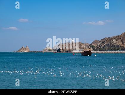 Vue sur la baie de Mutrah vers le brûleur à encens et les tours de guet, Muscat, Sultanat d'Oman Banque D'Images