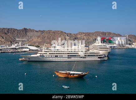 Sultan Qaboos yacht de luxe Al Said amarré dans Mutrah Harbour, Muscat, Sultanat d'Oman Banque D'Images