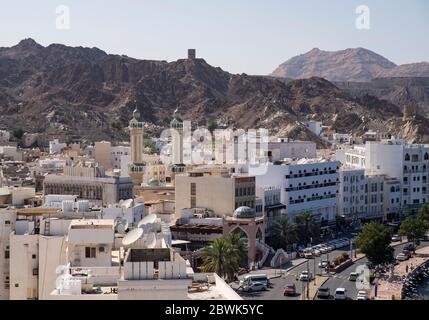 Vue surélevée de l'entrée de la Corniche du Souq de Mutrah, sur la route Al Bahri, Muscat, Sultanat d'Oman. Banque D'Images