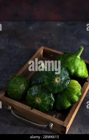 moule à patty de petite taille pattisson courge dans une boîte en bois sur fond en bois foncé avec espace de copie Banque D'Images